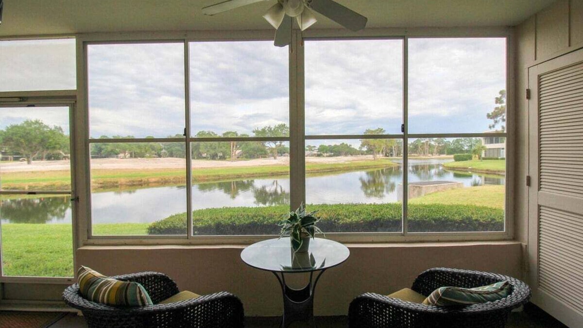 Braden River Condo | Charming lakefront condo located in the desirable community of Palm Aire - Golfers Little Getaway