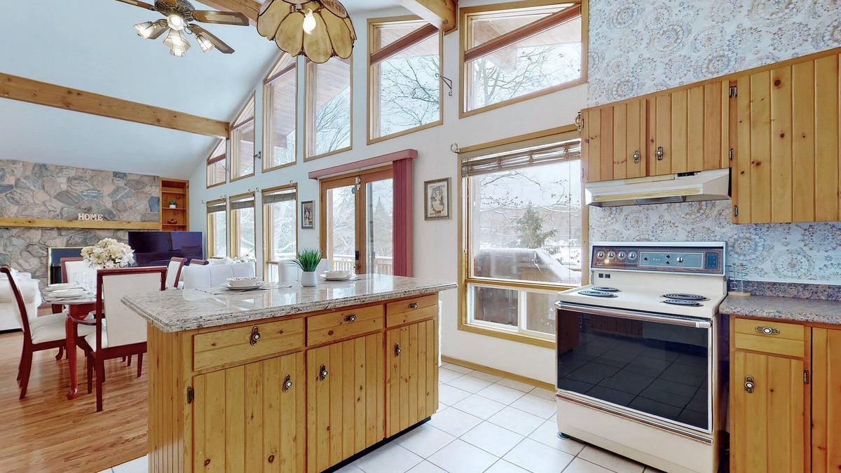 Katrine House | Charming lakefront cottage on Little Doe Lake in Muskoka