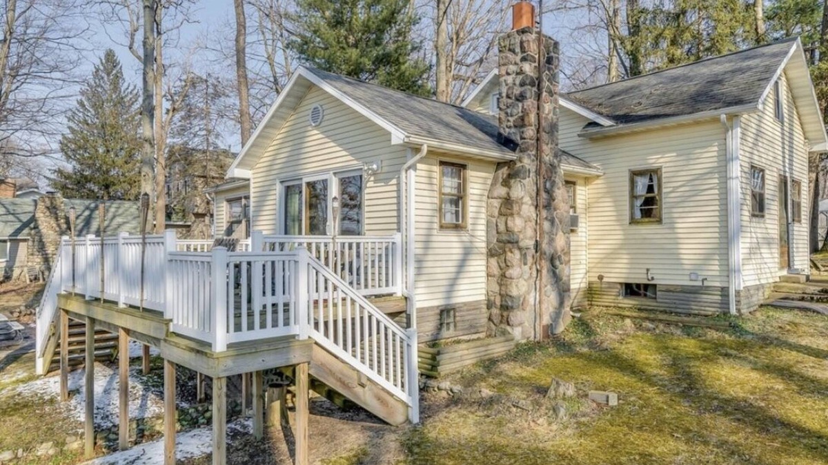 Vandalia Cottage | Charming Lakefront Cottage