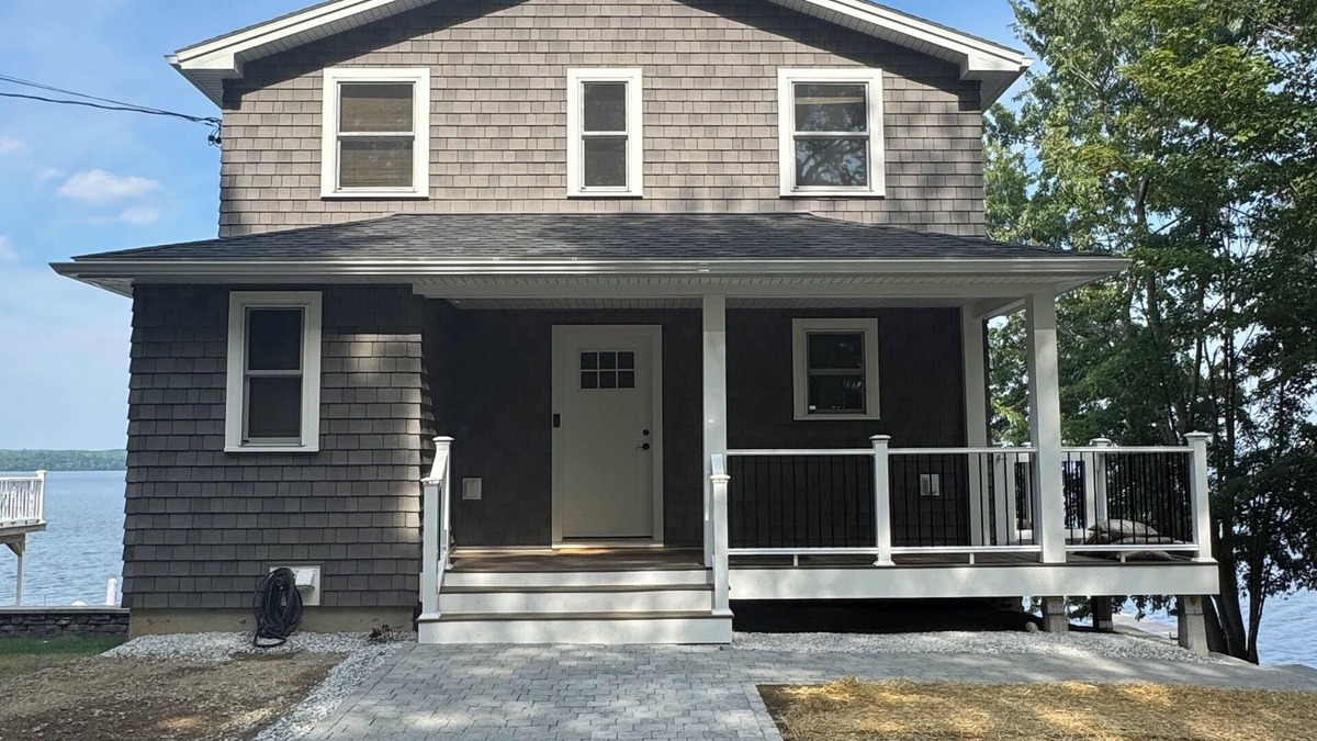 Newport Cottage | Charming Lakefront Cottage