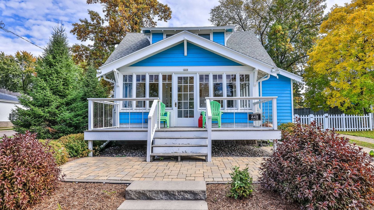 Minocqua House | Charming lakefront home with shared dock, porch, & sunroom - walk downtown