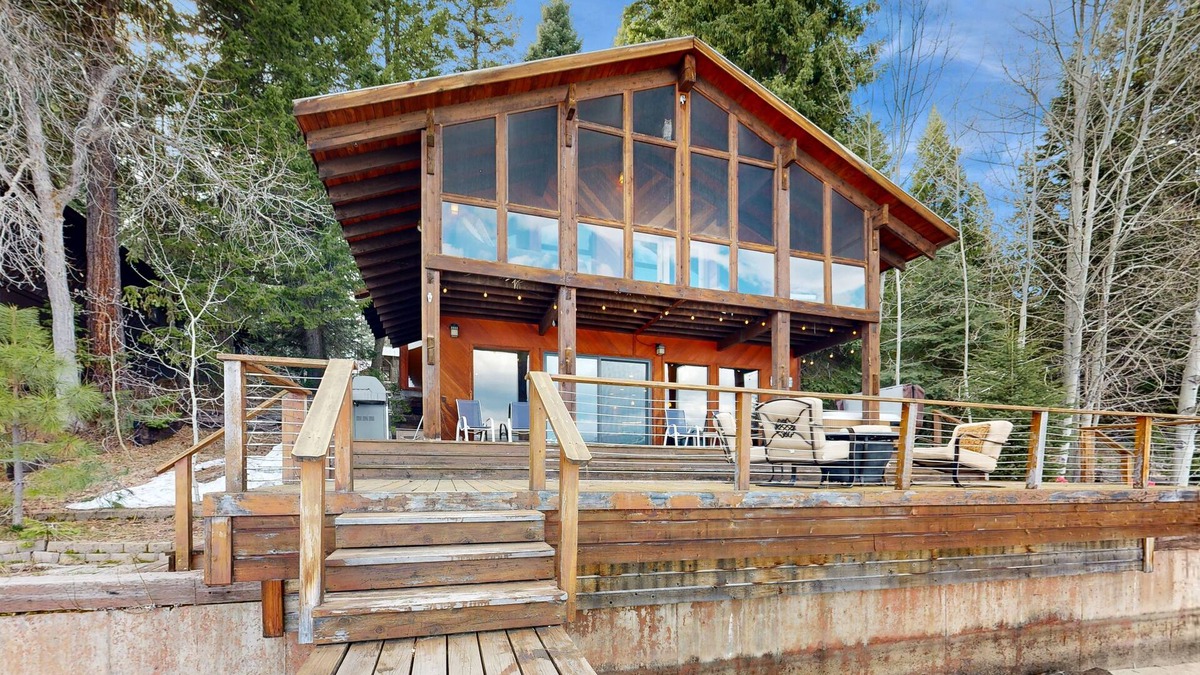 McCall Cabin | Charming lakefront home & cottage with a deck, hot tub, & washer/dryer