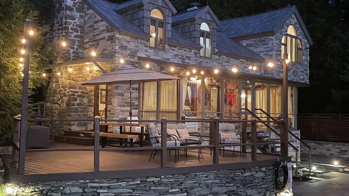 White Mills House | Charming Lakefront Retreat: Stunning Views, Cozy Ambiance