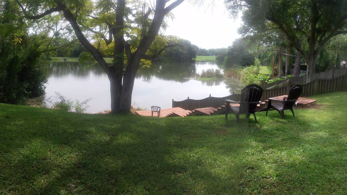 Lakeview Village Apartment | Charming Lakefront Studio w/Lanai & Dock in Lakeview Village