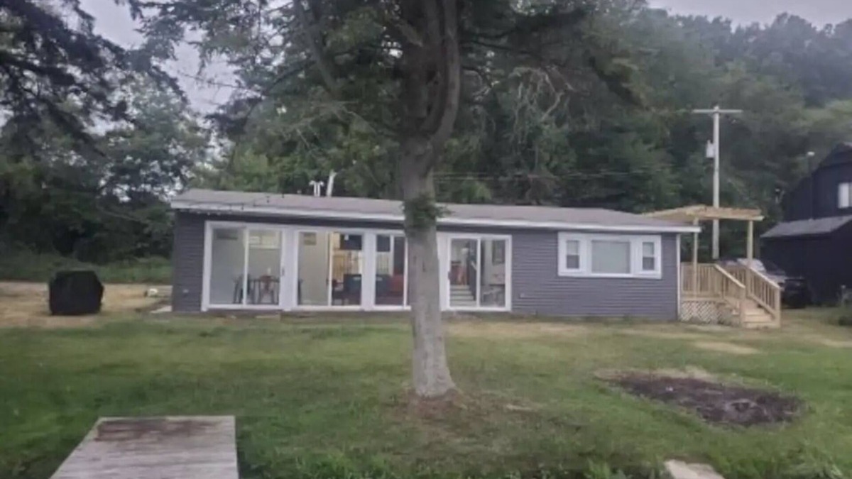 Battle Creek House | Charming Lakefront Retreat on Little Mill Lake