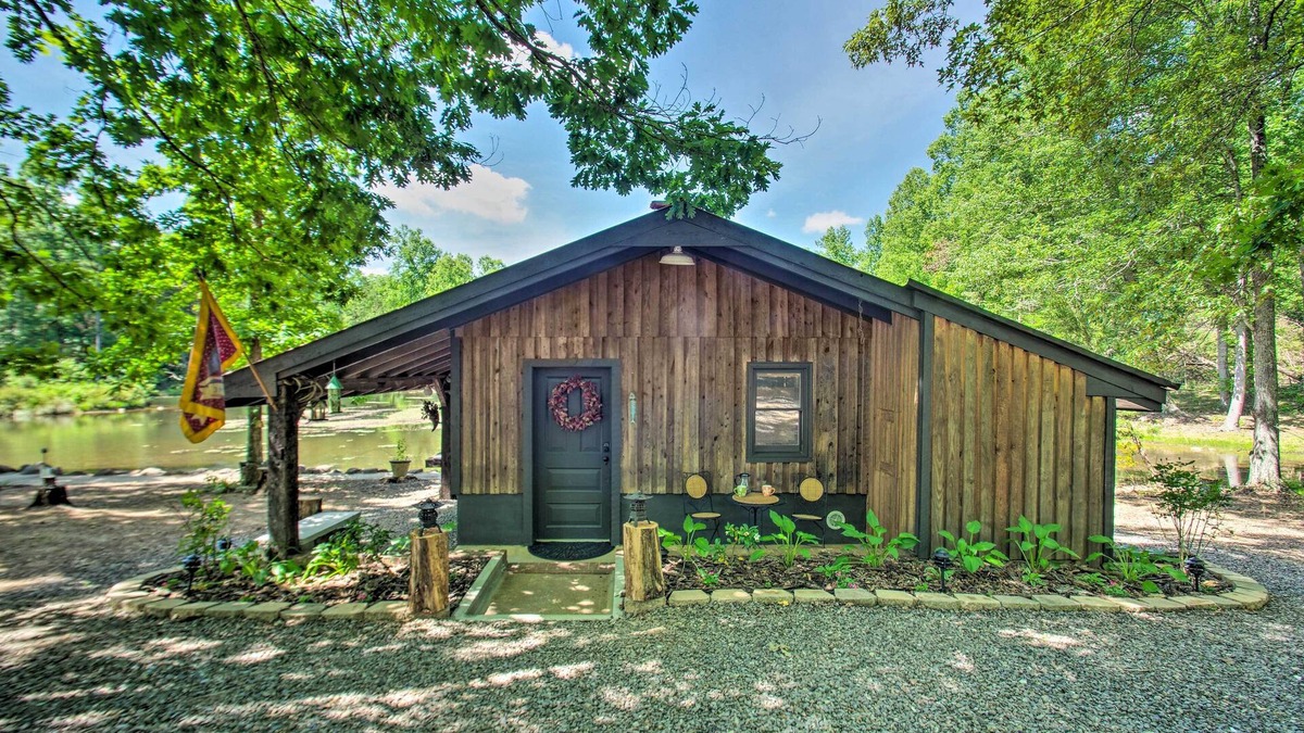 Ridge Cabin | Charming Lakefront Cabin: Fish, Hike & More!