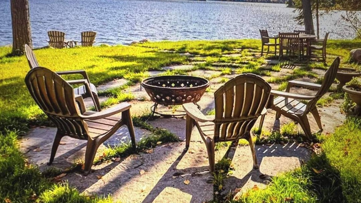 Ely Cottage | Charming lakeshore cottage in Ely. The perfect family or couples getaway.