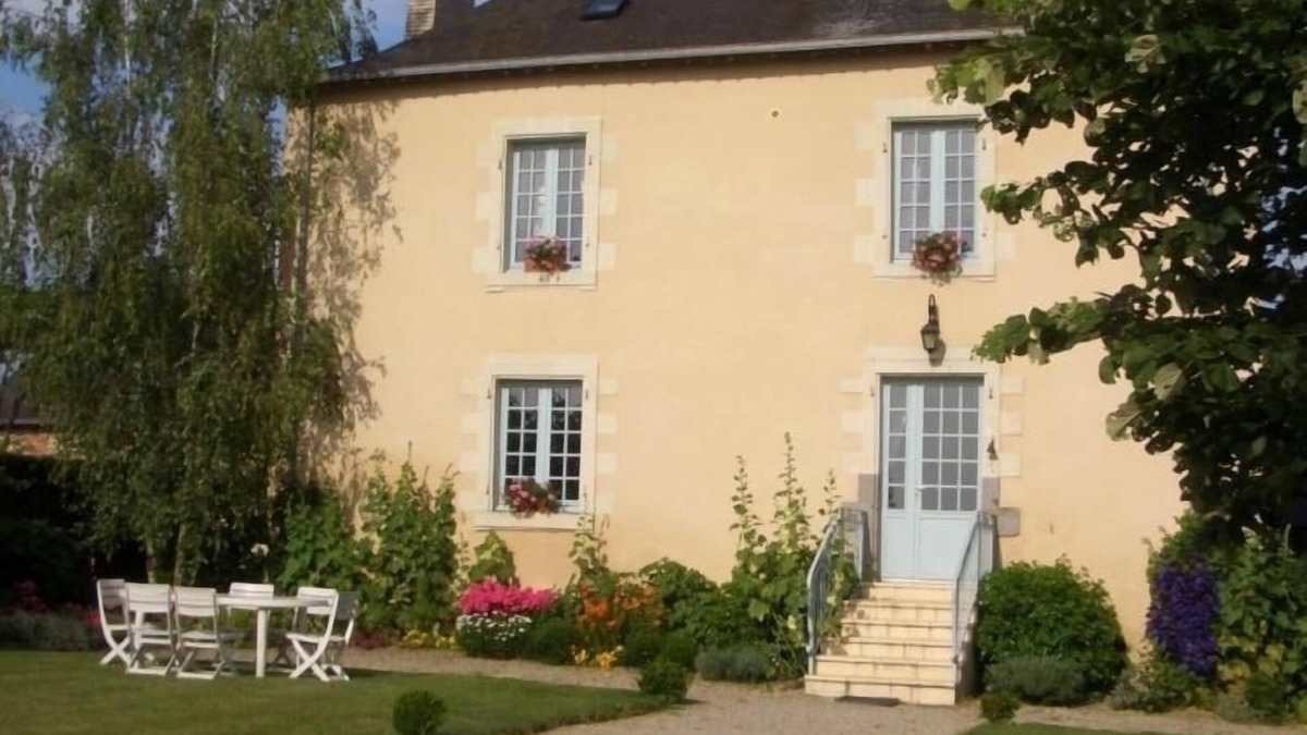 Cosse-le-Vivien Cottage | Charming Lakeside Manor with Garden, Ping-Pong, Biking, and Fishing