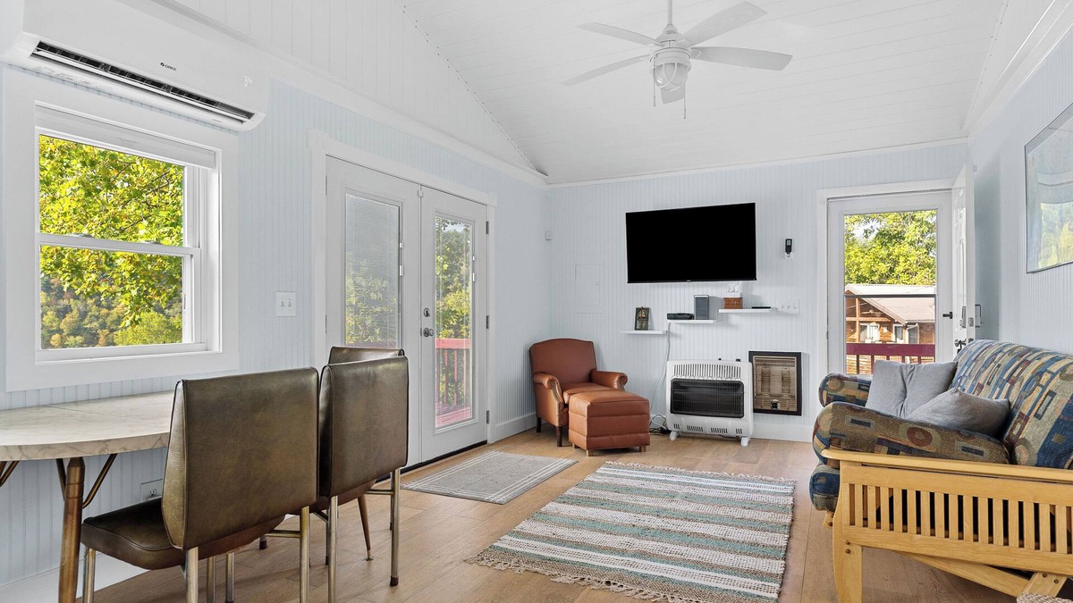 Sparta Cottage | Charming lakeside 2-bedroom lakeside cottage with AC, WiFi in welcoming Sparta