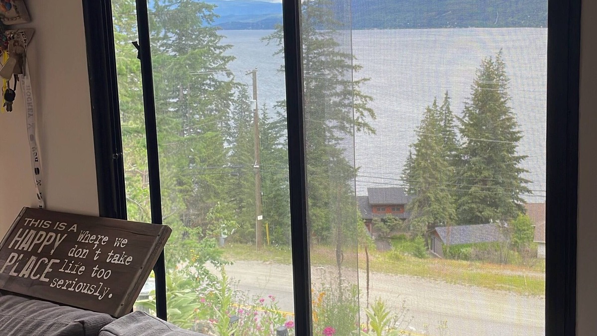 Scotch Creek House | Charming, Lakeside 5th Wheel Trailer over looking the Beautiful Shuswap Lake