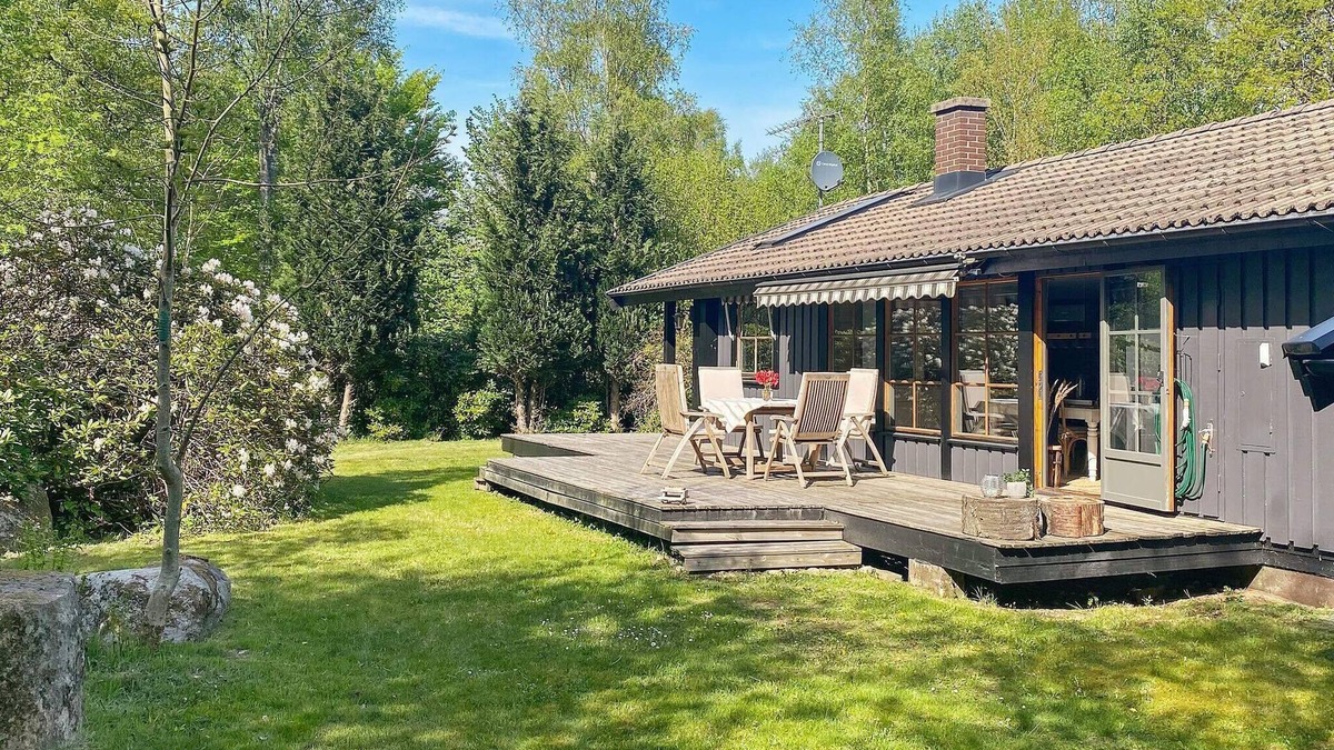 Orkelljunga Municipality House | Charming lakeside cottage getaway