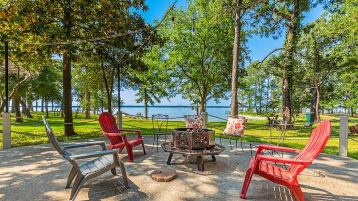 Quinlan Apartment | Charming Lakeside Apartment with an Open Floorplan