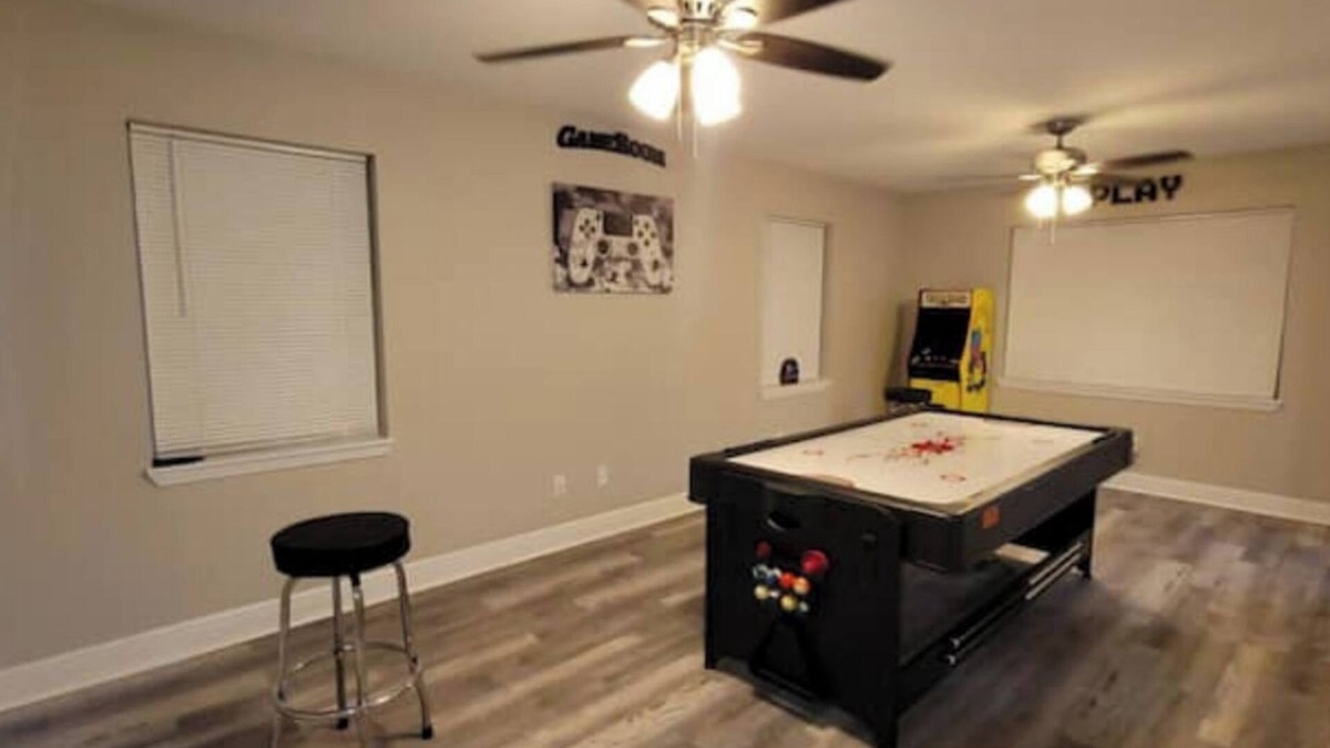 Lakeview House | Charming Lakeview 3-bedroom townhome w King bed in New Orleans w/gameroom, WIFI