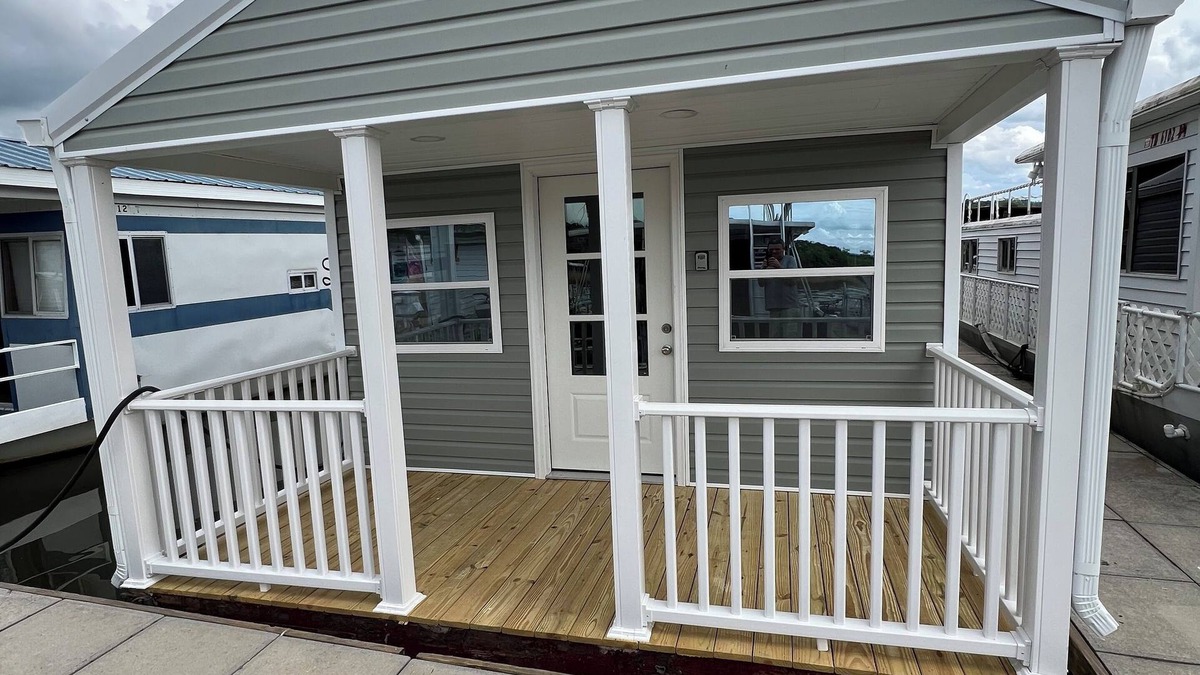 Morristown Boat Rental | Charming land accessible houseboat in Morristown