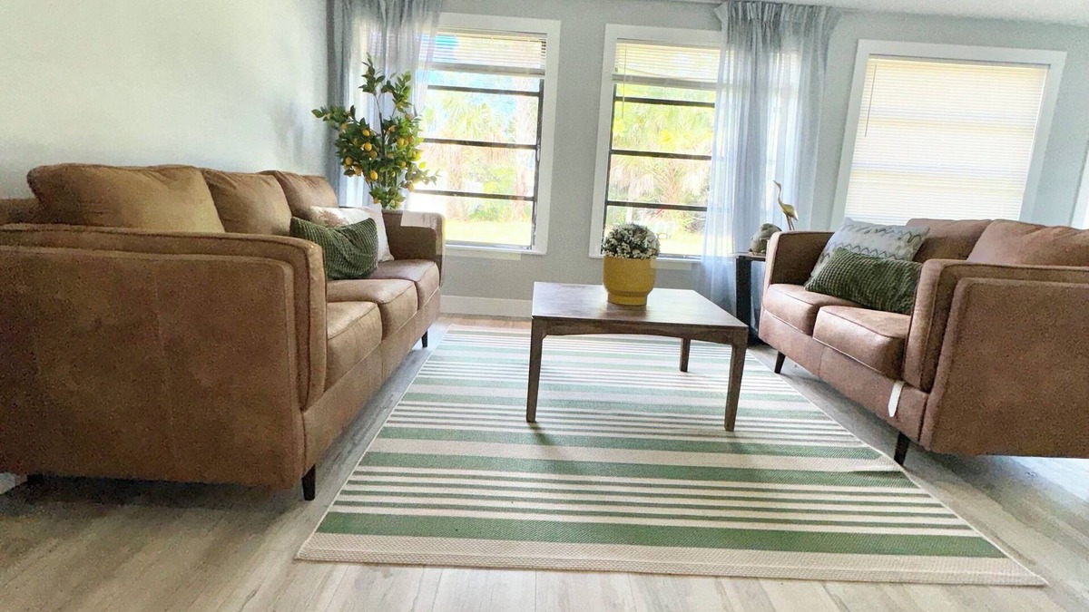 Palm Harbor House | Charming large 2-bedroom house 15 min to beach