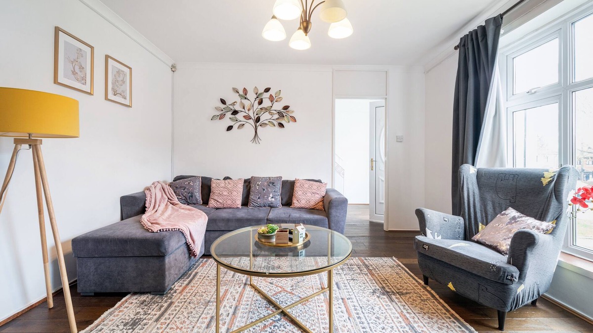Hainault House | Charming Large 3 Bedroom House/Garden in Greater London, Chigwell