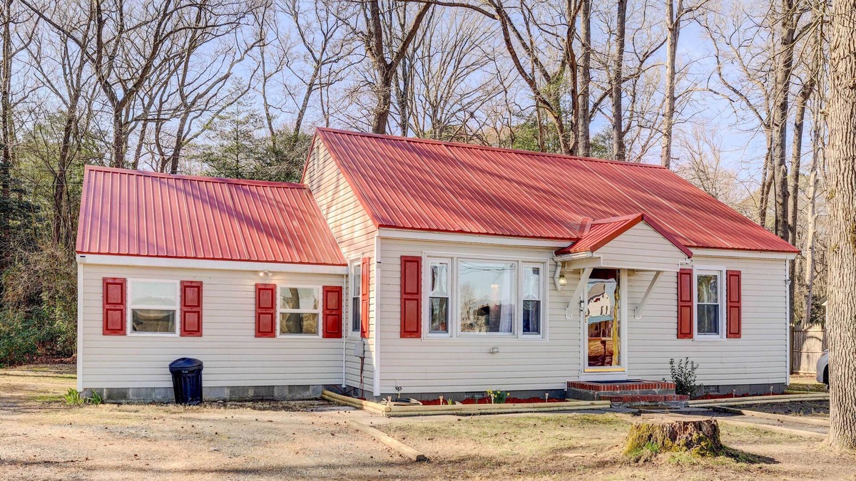 Laurel House | Charming Laurel Home w/Gazebo & Fireplace!