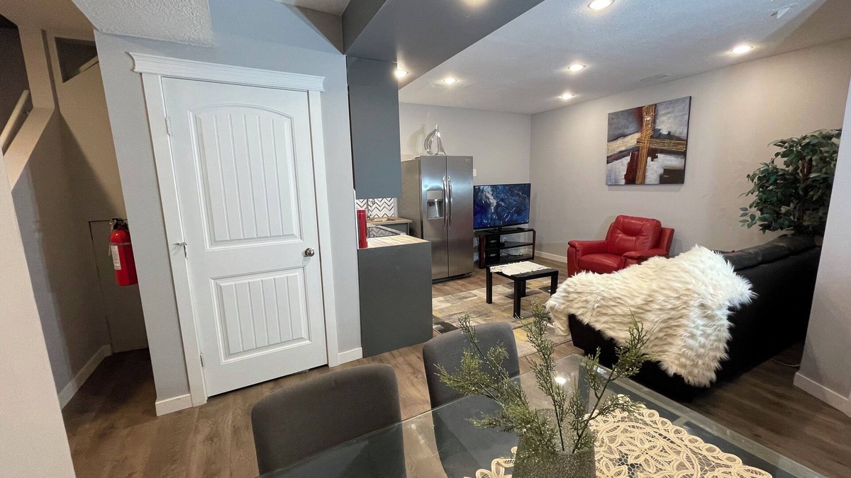 Evanston House | Charming Legal Suite Ensuite BSMT, Two Beds, Two Baths