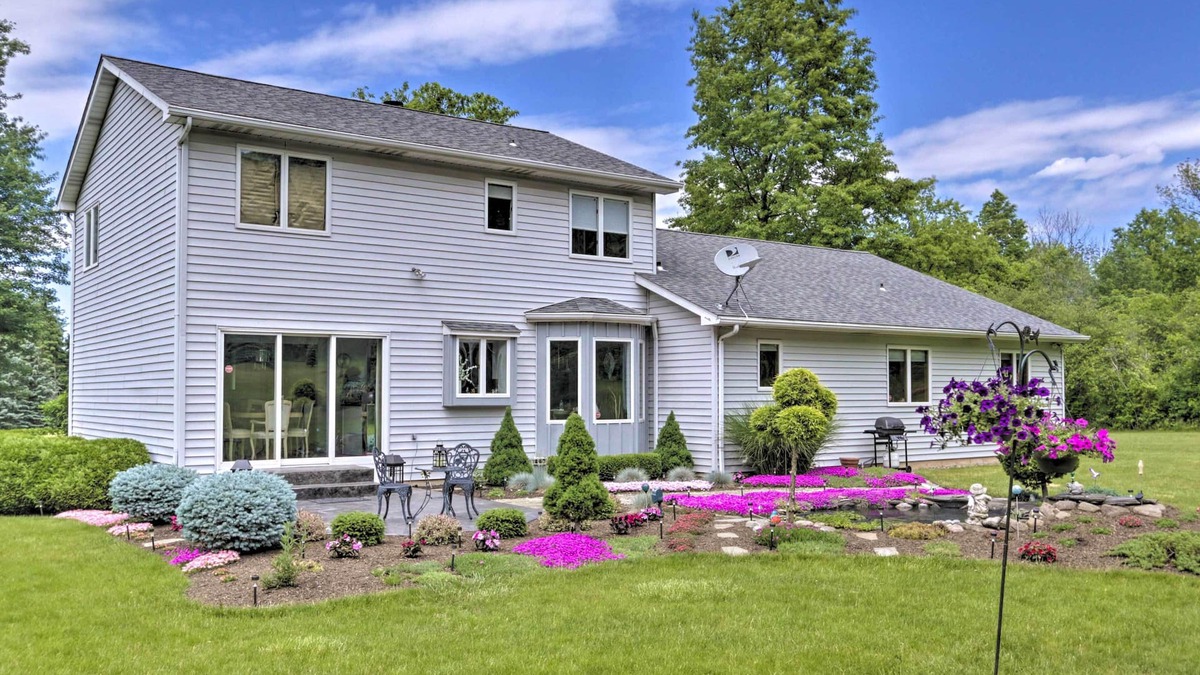 Lewiston Apartment | Charming Lewiston Apt: 10 Miles to Niagara Falls!
