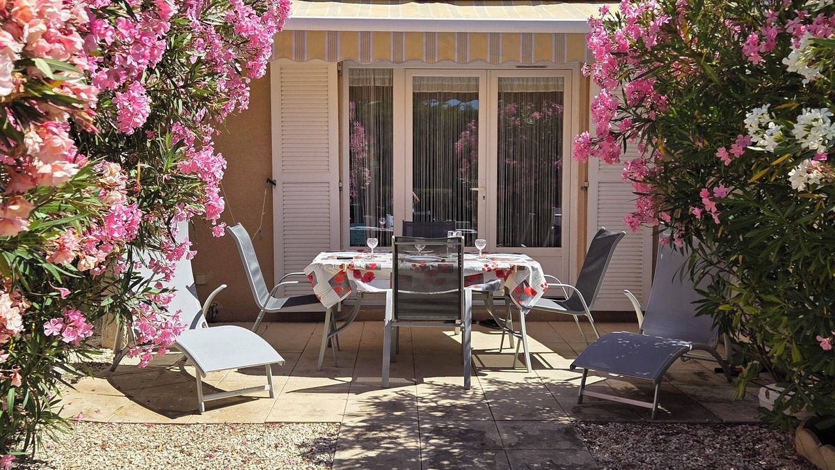 Fleury Cabin | Charming little house in residence with swimming pool.