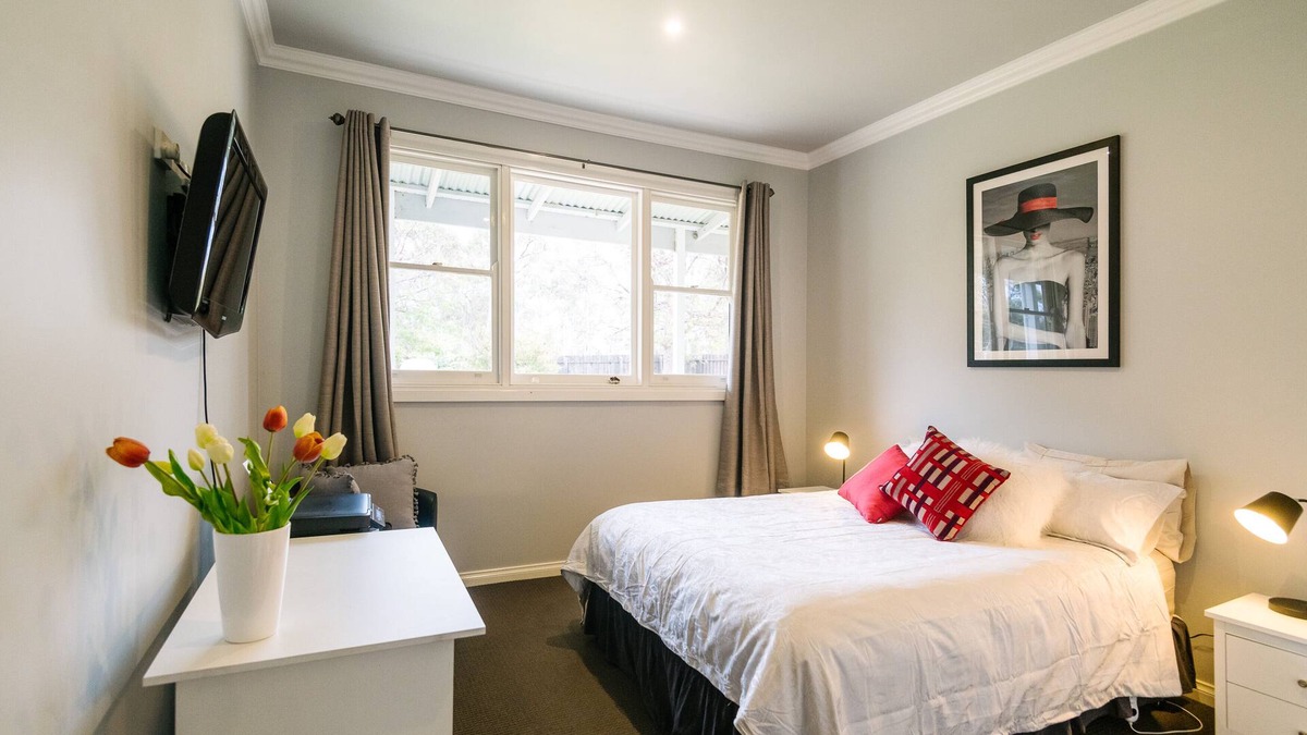 Longlea Cottage | Charming light filled cottage 15mins out of Bendigo on large block.