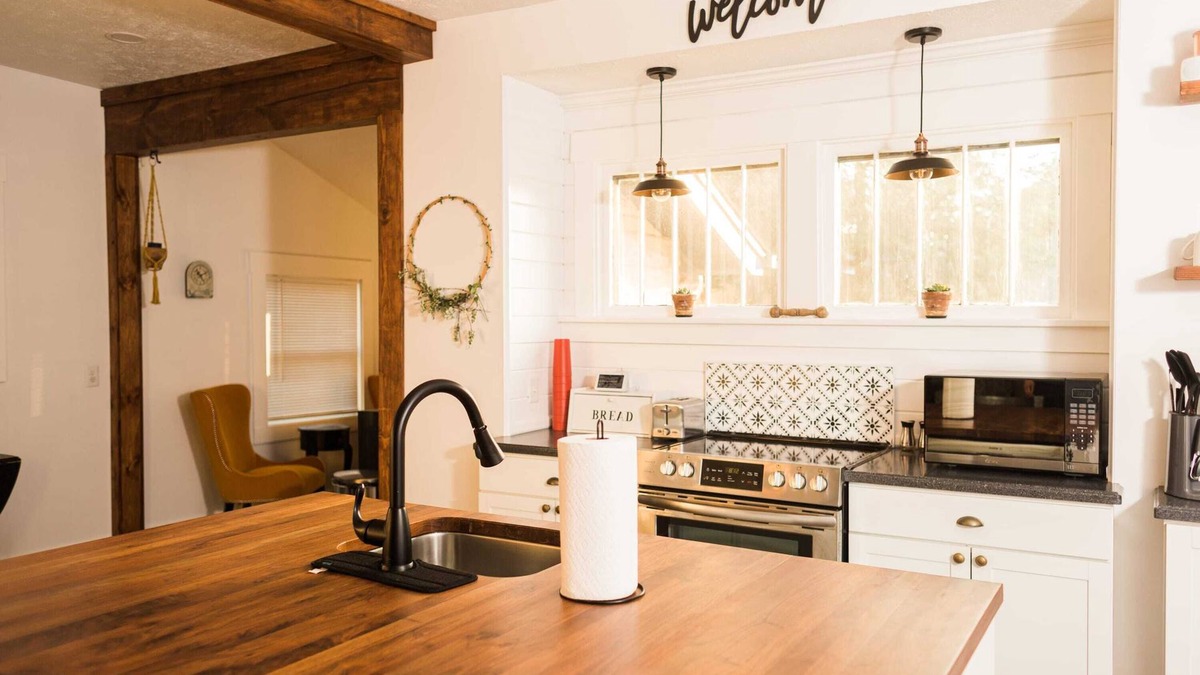 Lincoln House | Charming Lincoln Gem: Sleeps 10, perfect for families!