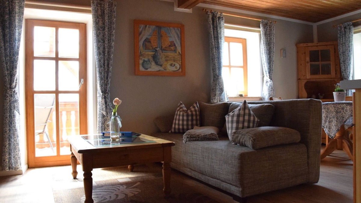 Stockheim Apartment | Charming Linde vacation apartment with sunny south-facing balcony