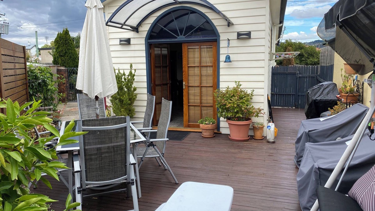 Invermay House | Charming little character home , 20 min walk to city centre, close to everything