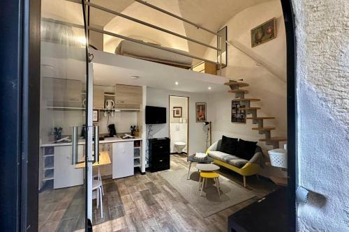 Ecusson Apartment | Charming little duplex Historic center!