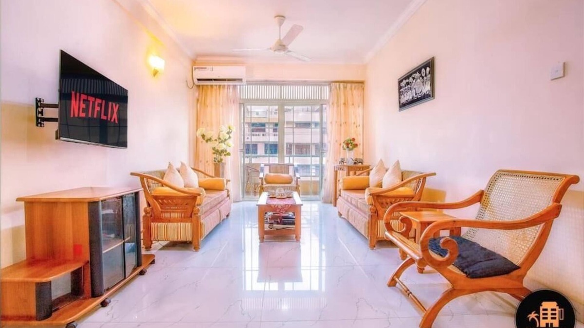 Mount Lavinia Apartment | Charming 3-Bedroom Apartment on the Beach-side with AC and WiFi in Mount Lavinia
