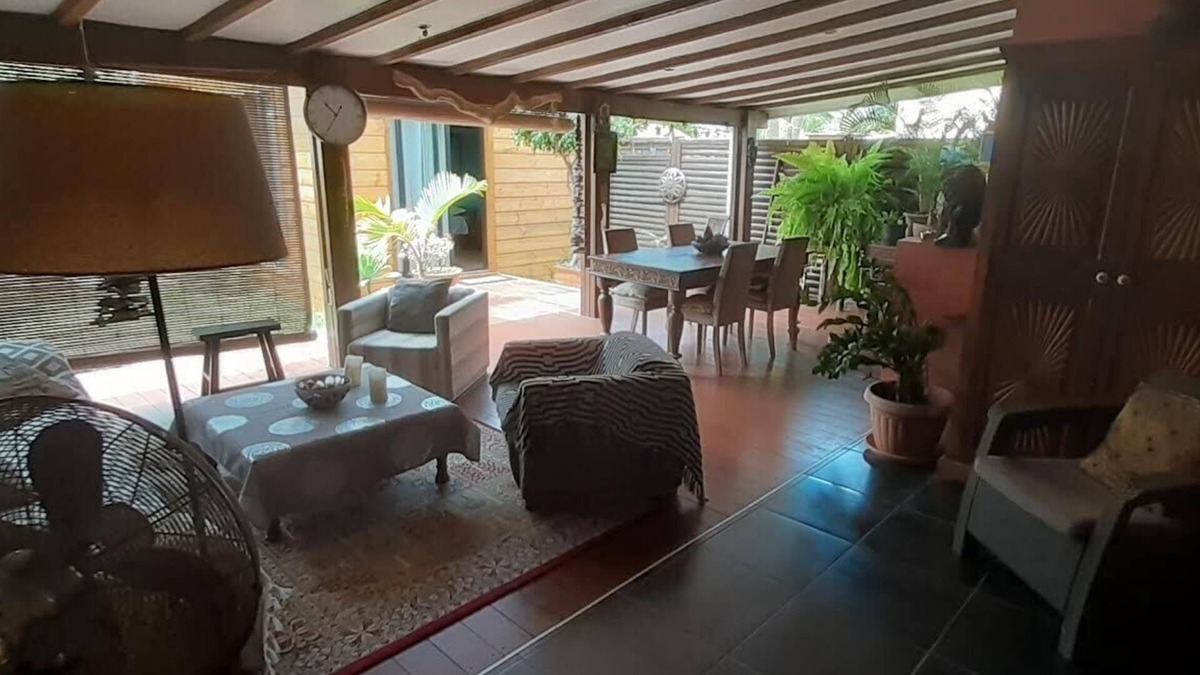 La Saline Les Bains Apartment | Charming lodge type apartment next to the beach