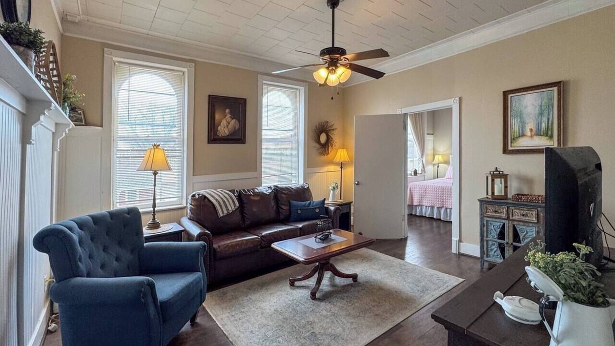 Nauvoo Apartment | Charming Loft with Art Gallery, Steps from Temple