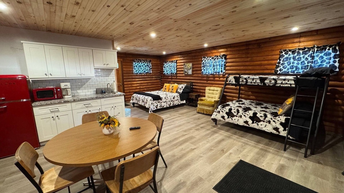 Cambridge Cabin | Charming log cabin on a quiet back road to get away from it all and enjoy nature