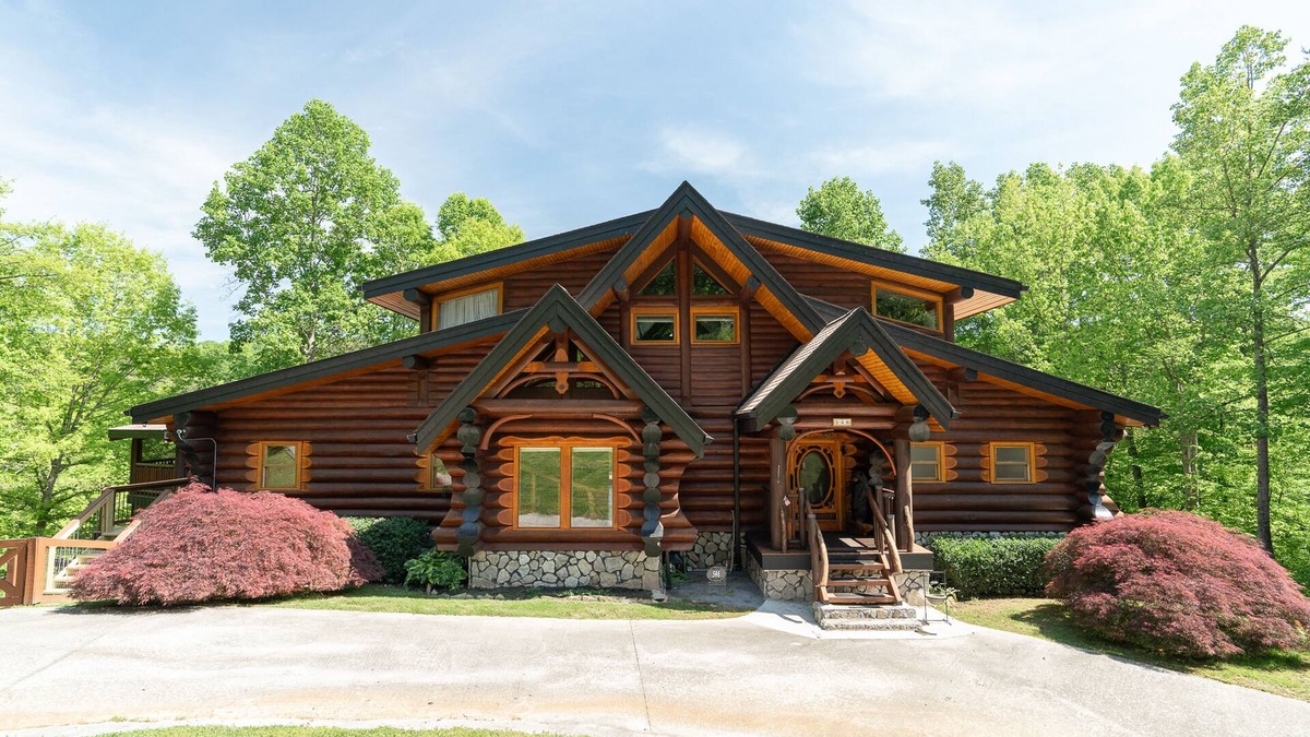 New Tazewell Cabin | Charming log home with stunning lakefront views, hot tub, boat rental available