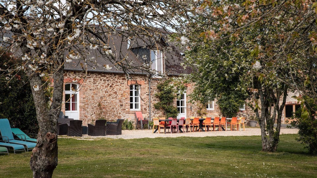 Saint-Fort Cottage | Charming longère, vast green spaces, private covered swimming pool