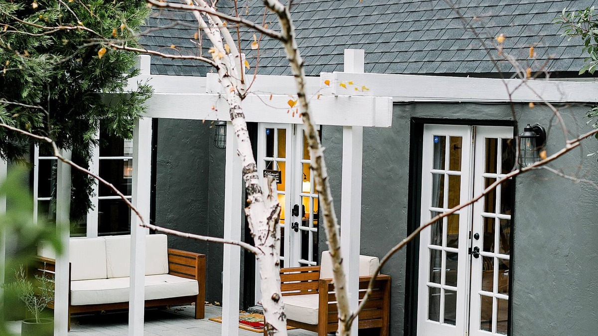 Cedar Glen Cabin | Charming + LUXE hideaway・fireplace・wine・BBQ ・deck