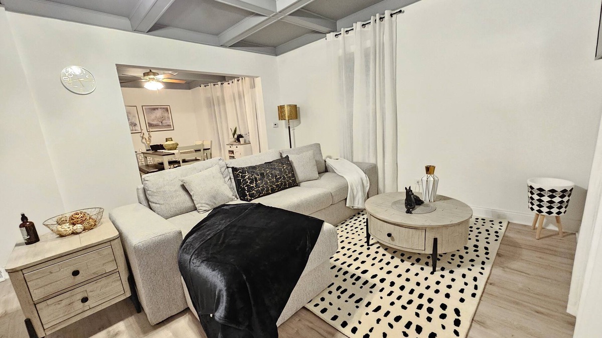 Waukegan House | Charming, luxe, modern home near Naval base, Six flags, Casino, Gurnee Mills