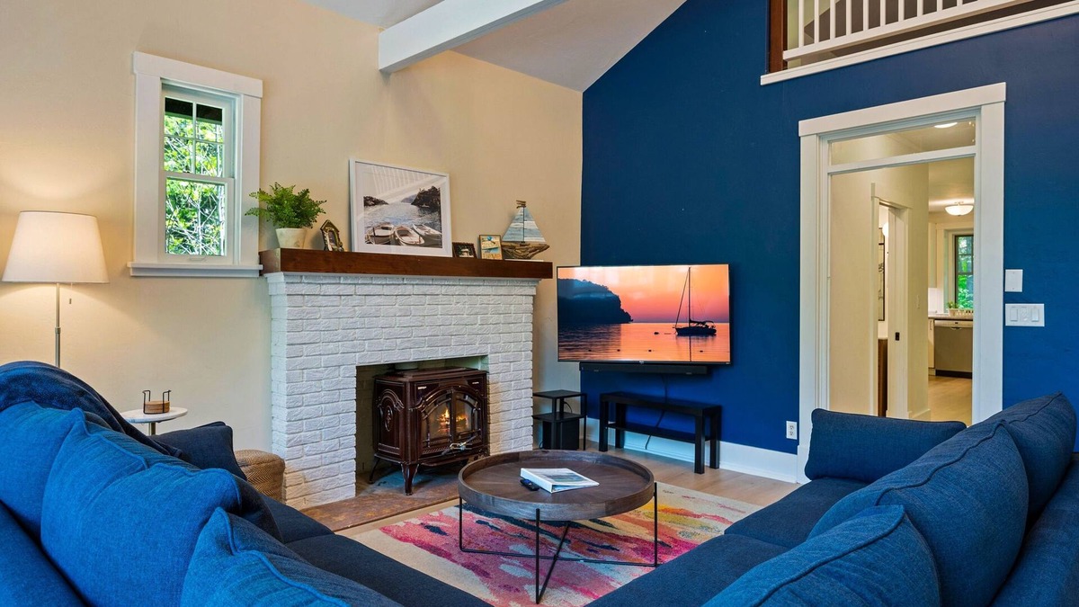 Ephraim House | Charming Main House | Walk to Shops & Bay