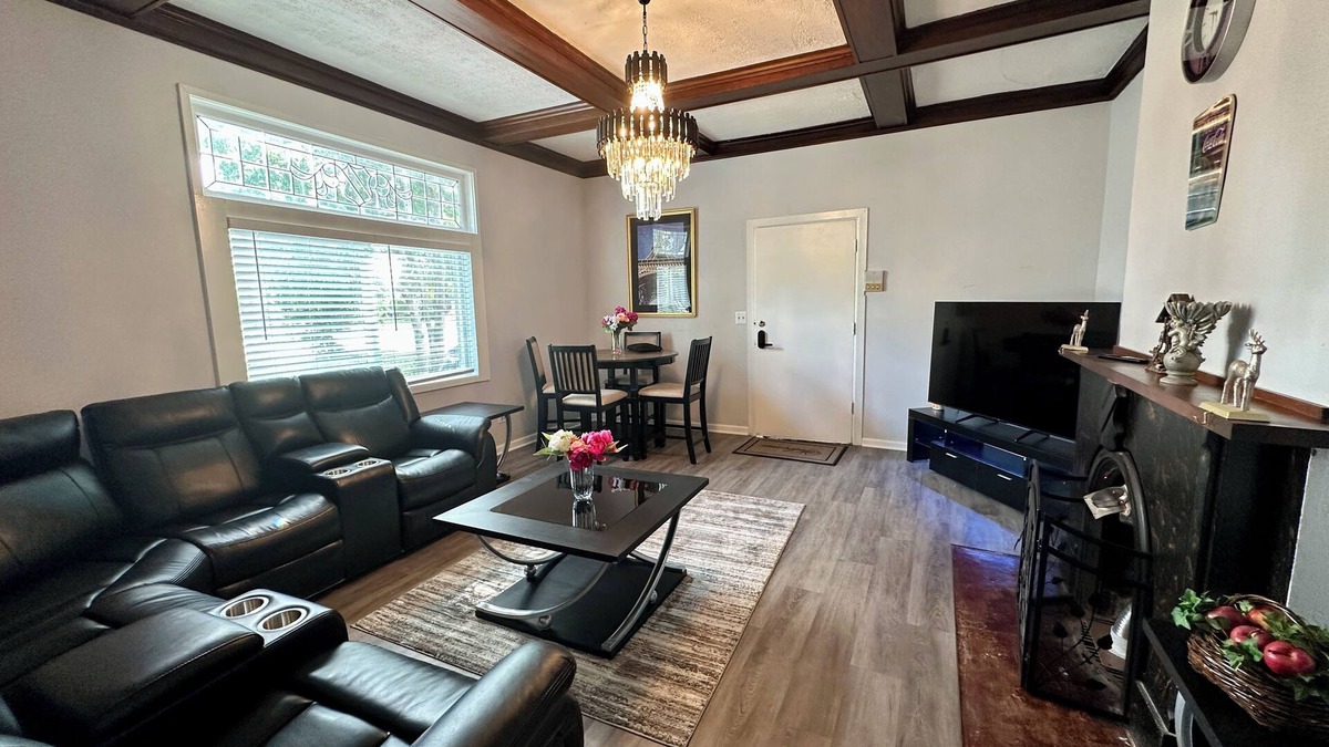 Waukegan House | Charming Main-Level Getaway