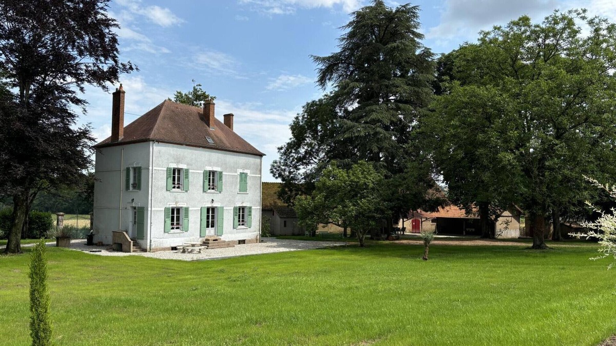 Jaligny-sur-Besbre Cottage | Charming Mansion with Spa, Park, and Activities