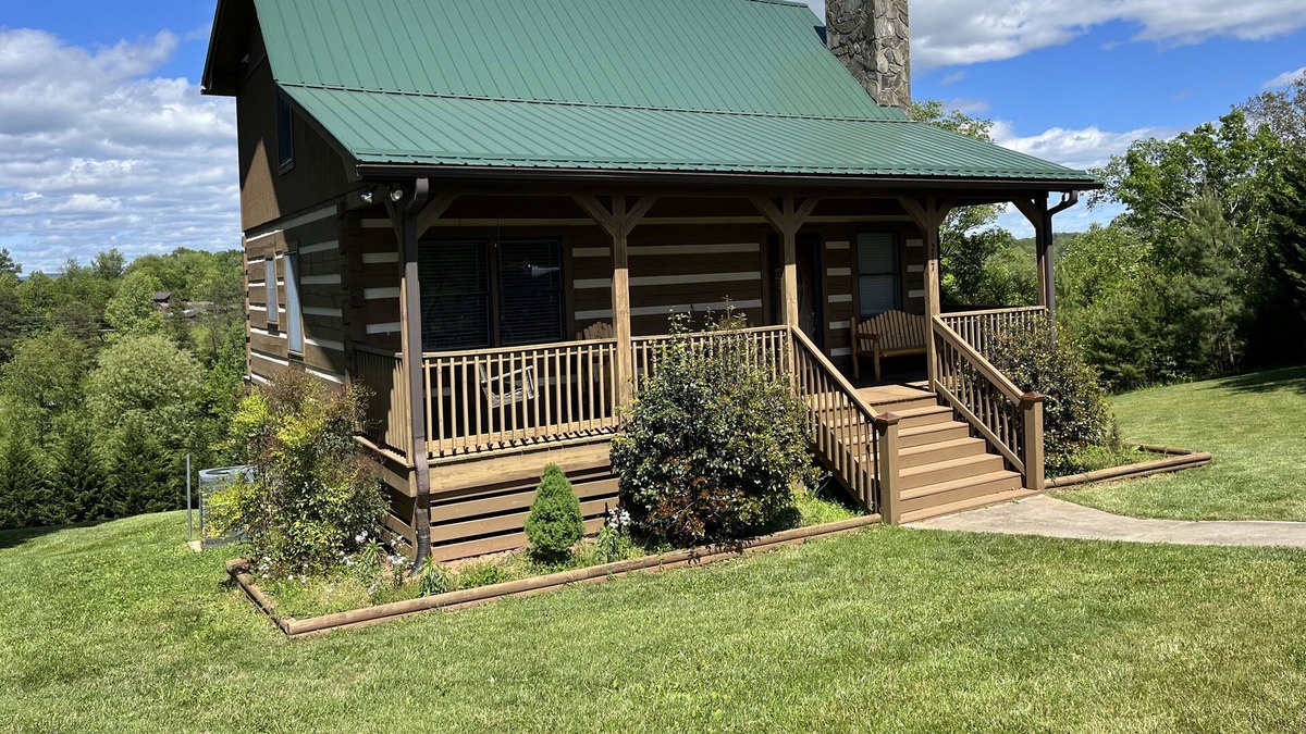 White Plains Cabin | Charming Mayberry Log Cabin minutes from Mount Airy