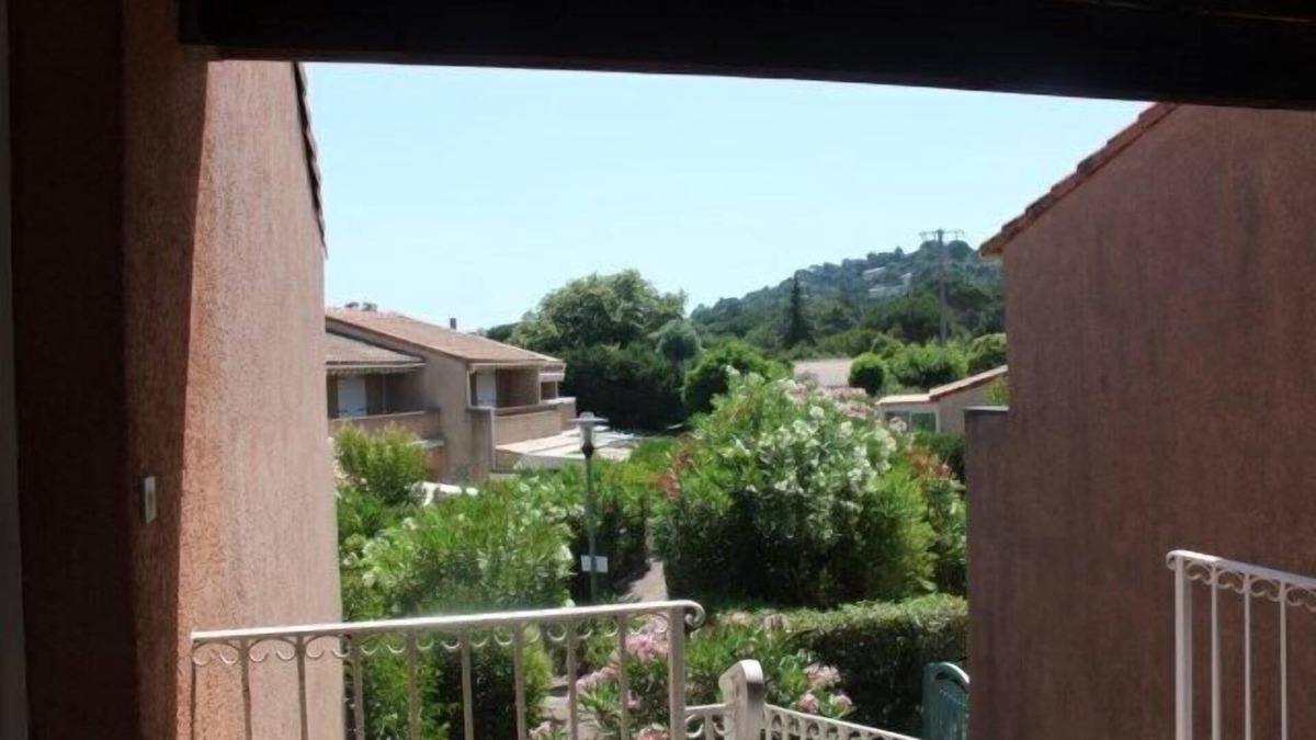 La Nartelle Apartment | Charming mazet, terrace, 300 m from the beach, right on the water.sleeps 4