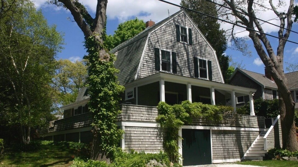 North Falmouth House | Charming Megansett Classic walk to beach