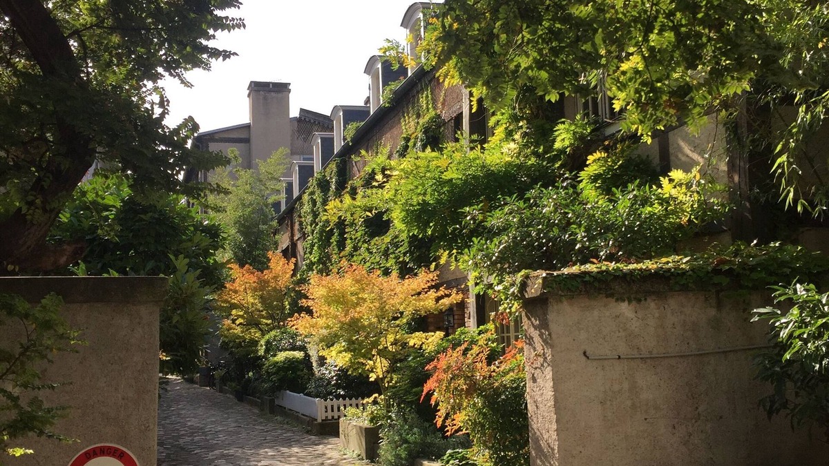 Quartier de l'Ecole-Militaire House | Charming Mews House near Rodin Museum - 4 to 5 bdrs - 3bthrs- 3 floors