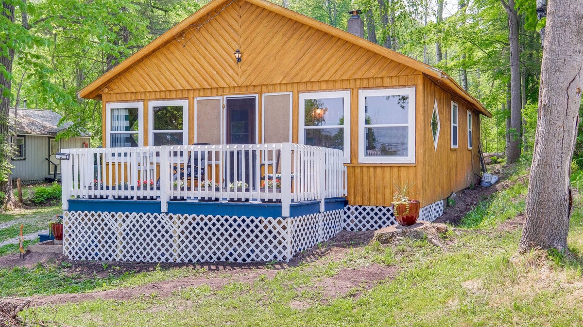 Herron Cottage | Charming Michigan Cottage w/Sunroom & Lake Access