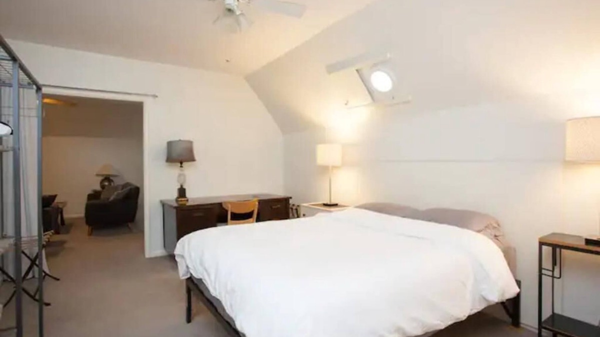 Vollintine-Evergreen Apartment | Charming Mid-Century Apartment in Midtown