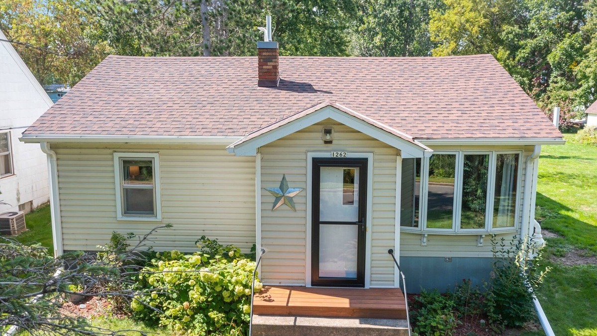 Cumberland House | Charming mid-century modern 2-bedroom home with views of Beaver Dam lake