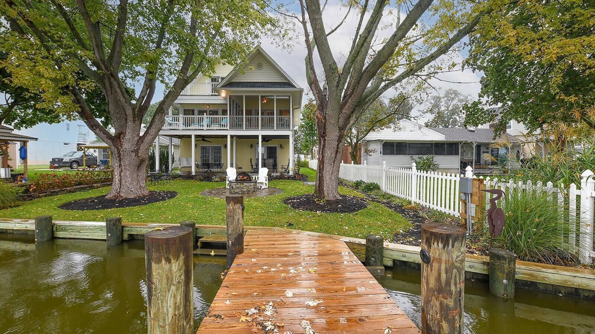 Essex House | Charming Middle River Hideaway with Water-Front/Fire-pit/WiFi/Prvt Parking