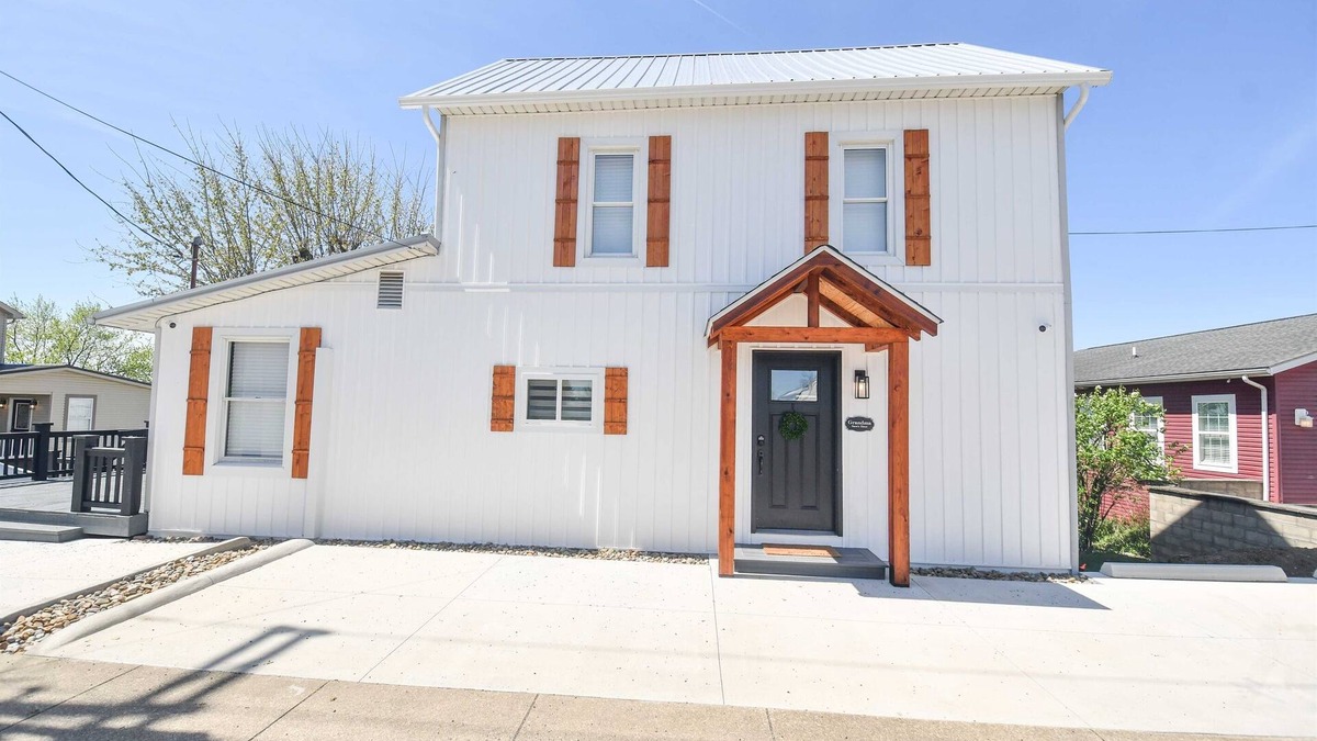 Walnut Creek House | Charming Modern Amish Home, Walk To Local Food + Family Friendly, Main Floor Bed