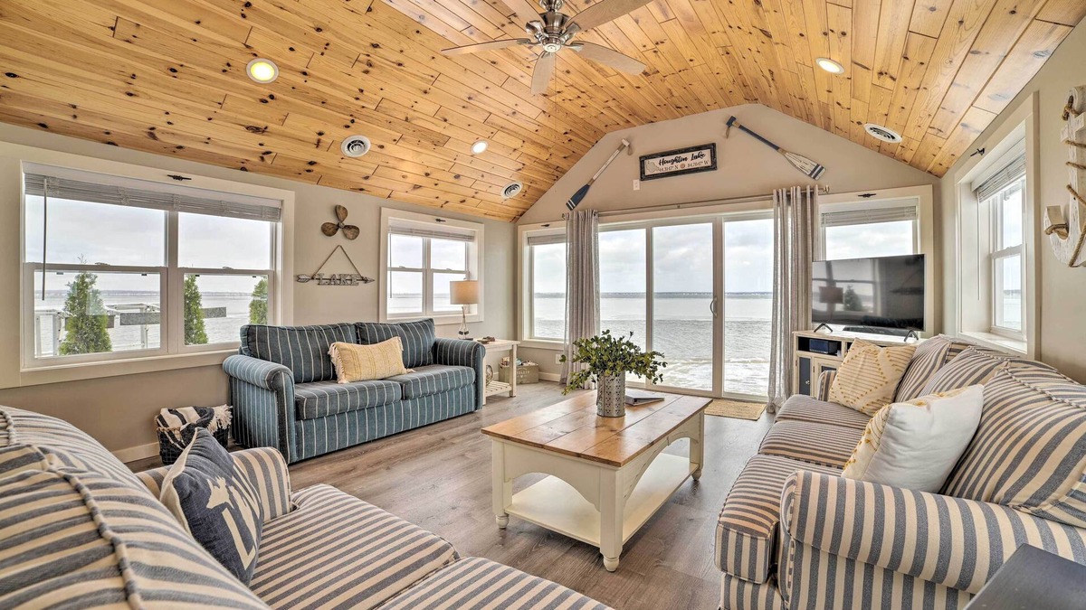 Prudenville Cottage | Charming Modern Cottage on Houghton Lake!